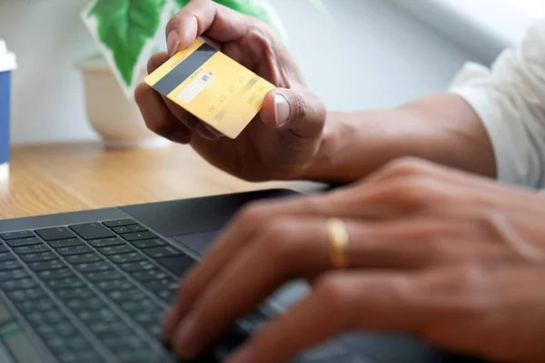Usando una tarjeta de crédito para pagar en línea, utilice un teléfono inteligente para — Foto de Stock