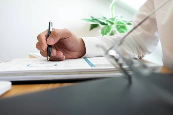 Primer plano Empresarios financiera sentado trabajo control documen — Foto de Stock