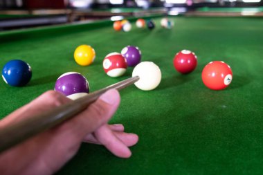 Oynamak, bir snooker topu, kırmızı bir top ve bir top kurma
