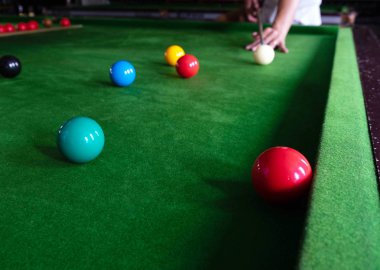 Oynamak, bir snooker topu, kırmızı bir top ve bir top kurma
