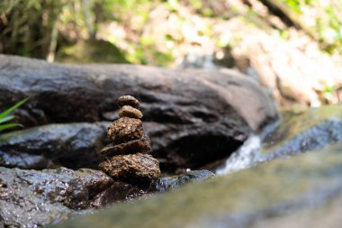 Küçük çuvallarda kahve çekirdekleri. Arka plan kahverengi nehir.