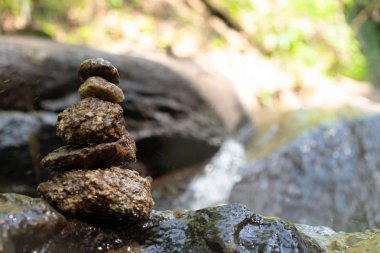 Dört taş dikey olarak düzenlenir ve