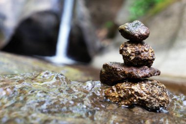 Dört taş dikey olarak düzenlenir ve