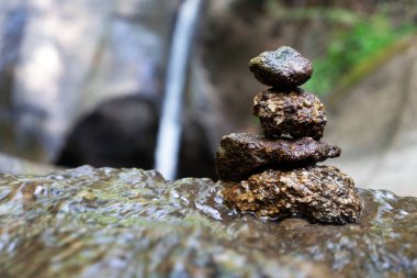 Dört taş dikey olarak düzenlenir ve