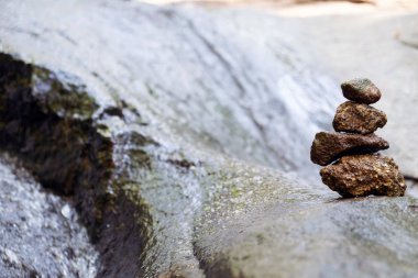Dört taş dikey olarak düzenlenir ve