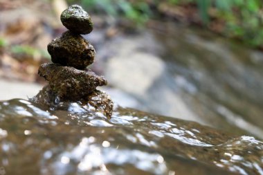 Dört taş dikey olarak düzenlenir ve