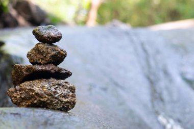 Dört taş dikey olarak düzenlenir ve
