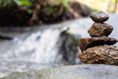 Dört taş dikey olarak düzenlenir ve