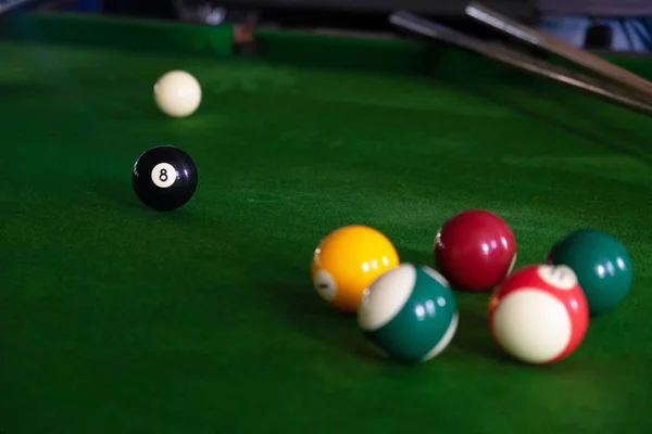 Playing, establishing a snooker ball, a red ball and a ball with — Stock Photo, Image