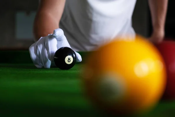 Playing, establishing a snooker ball, a red ball and a ball with — Stock Photo, Image