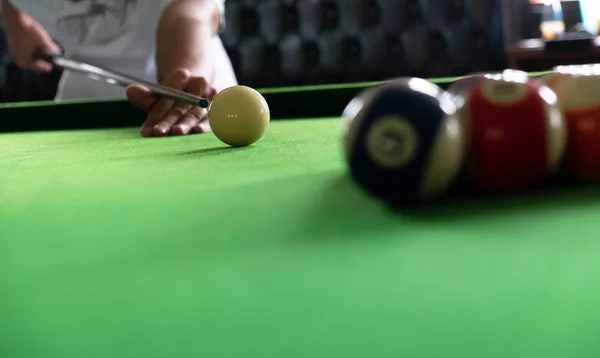 Játék, létrehozásáról Snooker labda, egy piros labdát, és a labdát — Stock Fotó