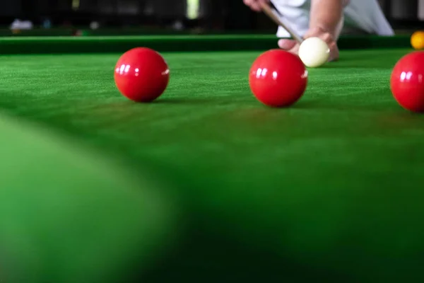 Jogando, estabelecendo uma bola de sinuca, uma bola vermelha e uma bola com — Fotografia de Stock