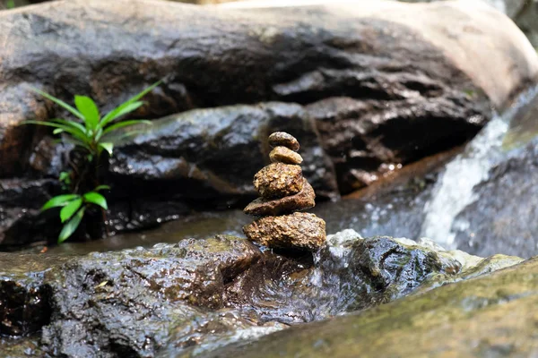 Dört taş dikey olarak düzenlenir ve