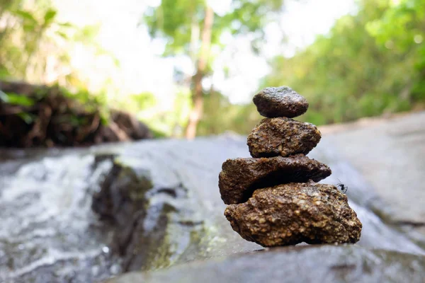 Quatre pierres sont disposées verticalement et ont coulé à travers le — Photo