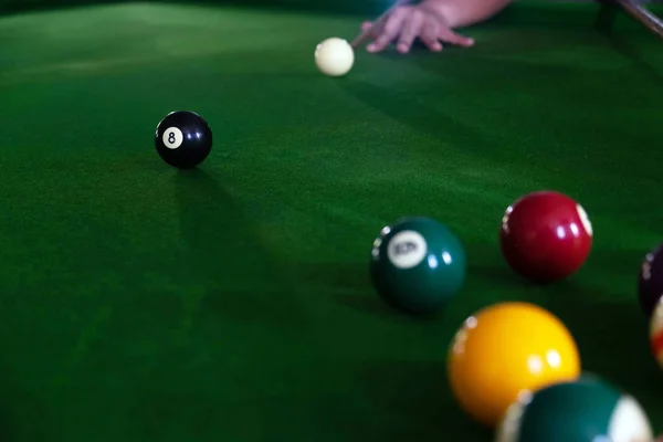 Jugando, estableciendo una pelota de billar, una bola roja y una pelota con — Foto de Stock