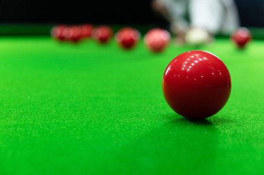 Bilardo oynamak, kırmızı topu piercing, siyah, topu hedefleyen bir