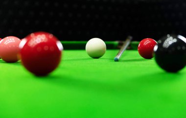 Bilardo oynamak, kırmızı topu piercing, siyah, topu hedefleyen bir