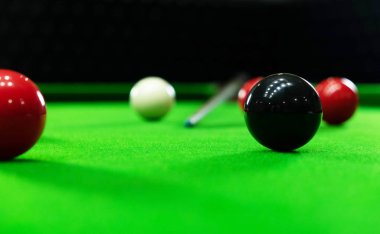 Bilardo oynamak, kırmızı topu piercing, siyah, topu hedefleyen bir
