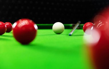 Bilardo oynamak, kırmızı topu piercing, siyah, topu hedefleyen bir