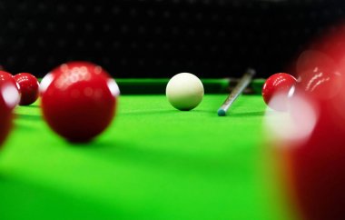 Bilardo oynamak, kırmızı topu piercing, siyah, topu hedefleyen bir