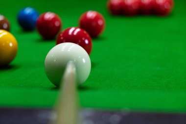 Bilardo oynamak, kırmızı topu piercing, siyah, topu hedefleyen bir