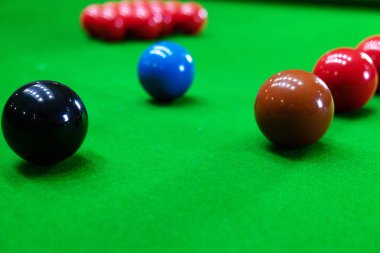 Bilardo oynamak, kırmızı topu piercing, siyah, topu hedefleyen bir