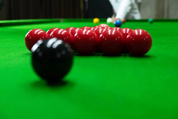 Játék snooker, piercing a piros labdát, fekete, amelynek célja a labdát — Stock Fotó