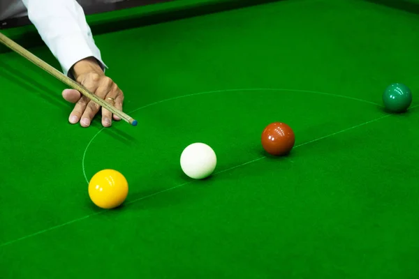 Jogando snooker, perfurando a bola vermelha, preto, apontando a bola um — Fotografia de Stock