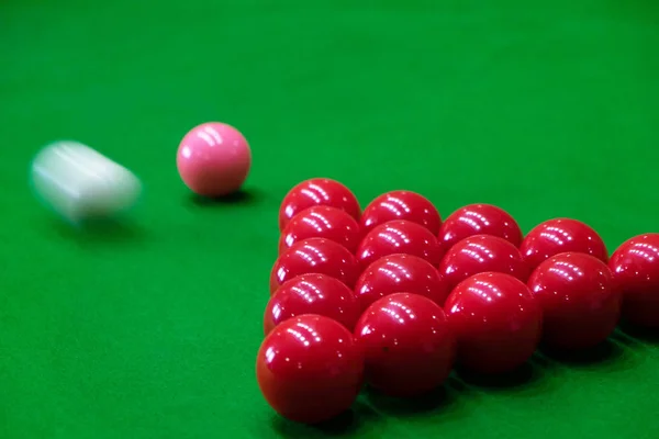 Spela snooker, piercing den röda bollen, svart, siktar bollen en — Stockfoto