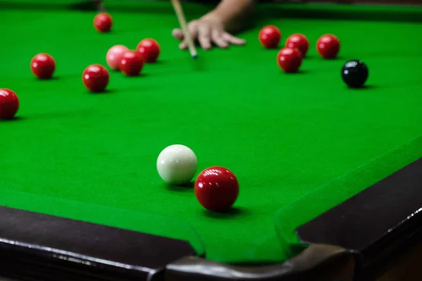 Jogando snooker, perfurando a bola vermelha, preto, apontando a bola um — Fotografia de Stock