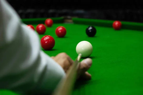 Jogando snooker, perfurando a bola vermelha, preto, apontando a bola um — Fotografia de Stock