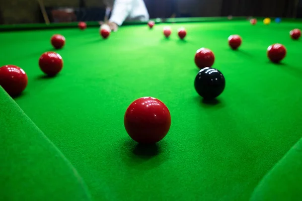 Játék snooker, piercing a piros labdát, fekete, amelynek célja a labdát — Stock Fotó