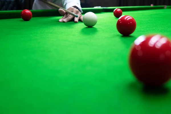 Jogando snooker, perfurando a bola vermelha, preto, apontando a bola um — Fotografia de Stock