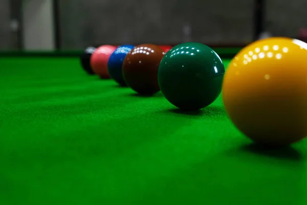 Játék snooker, piercing a piros labdát, fekete, amelynek célja a labdát — Stock Fotó