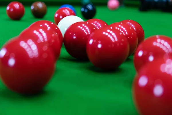 Játék snooker, piercing a piros labdát, fekete, amelynek célja a labdát — Stock Fotó