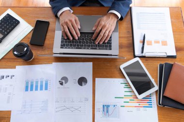 İşadamları, finans, muhasebe işleri, çek hesapları, kullanma 