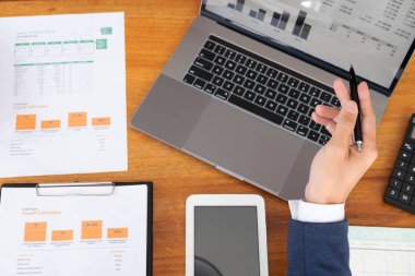 İşadamları, finans, muhasebe işleri, çek hesapları, kullanma 