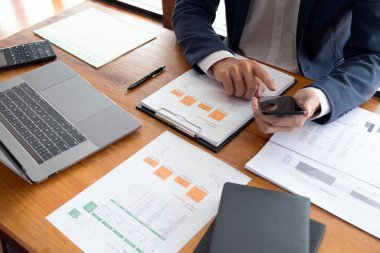 İşadamları, finans, muhasebe işleri, çek hesapları, kullanma 