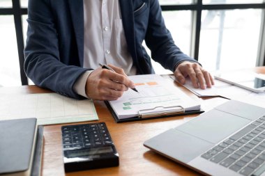 İşadamları, finans, muhasebe işleri, çek hesapları, kullanma 