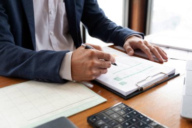 İşadamları, finans, muhasebe işleri, çek hesapları, kullanma 