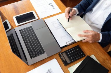 İşadamları, finans, muhasebe işleri, çek hesapları, kullanma 