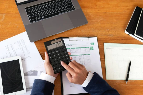 İşadamları, finans, muhasebe işleri, çek hesapları, kullanma 