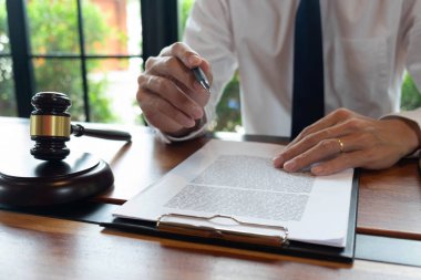 İş yapma veya yargılama davalarında avukatların istişare accor