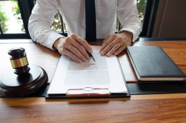 İş yapma veya yargılama davalarında avukatların istişare accor
