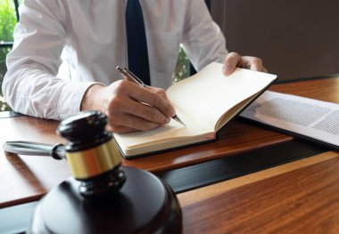 İş yapma veya yargılama davalarında avukatların istişare accor