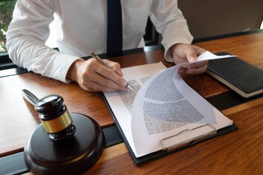 İş yapma veya yargılama davalarında avukatların istişare accor