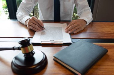 İş yapma veya yargılama davalarında avukatların istişare accor