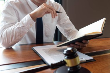 İş yapma veya yargılama davalarında avukatların istişare accor