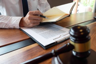 İş yapma veya yargılama davalarında avukatların istişare accor