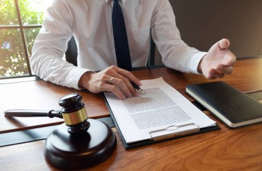 İş yapma veya yargılama davalarında avukatların istişare accor